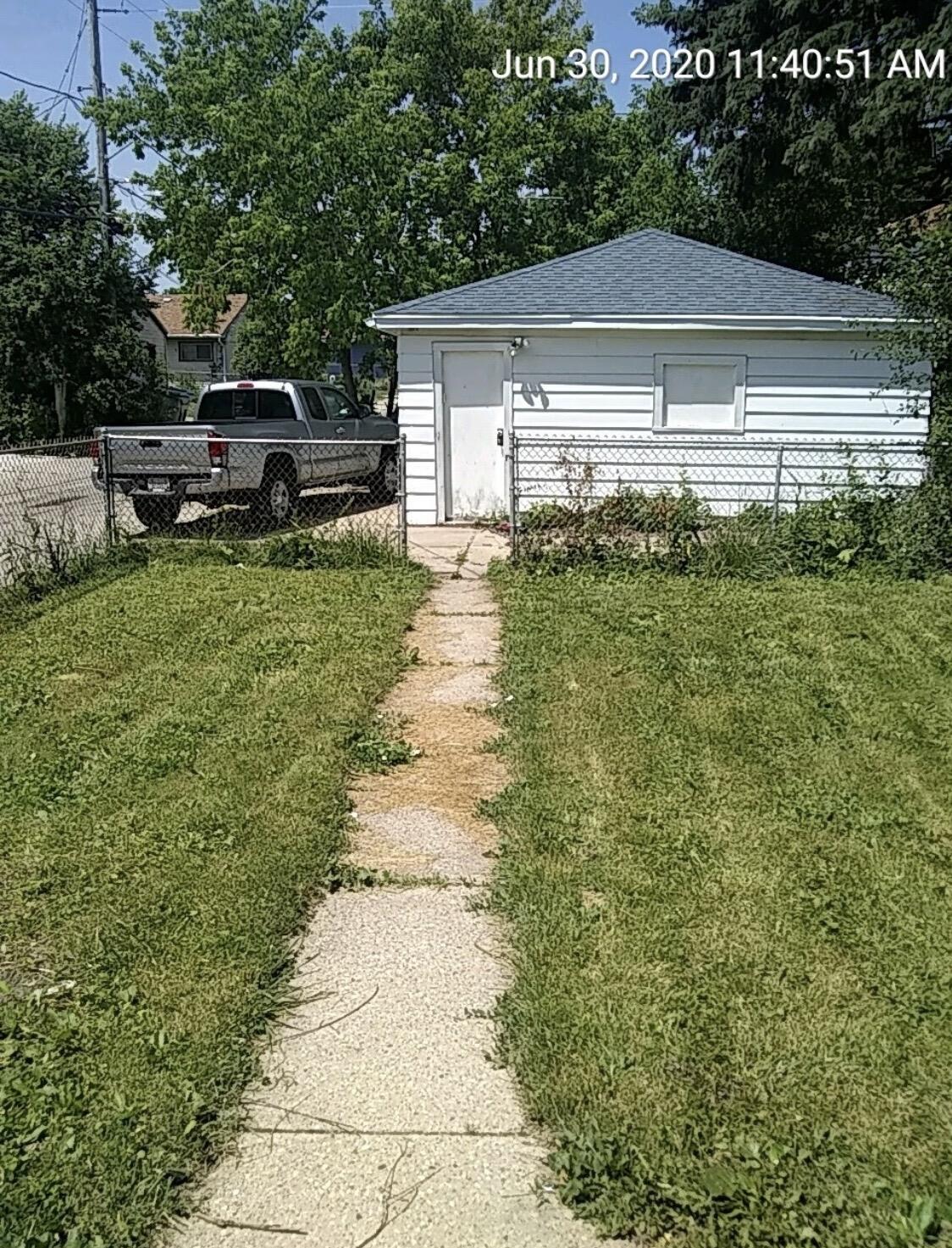 6017 North 37th Street Milwaukee, WI 53209 - Photo 4 of 10 IMG_2558