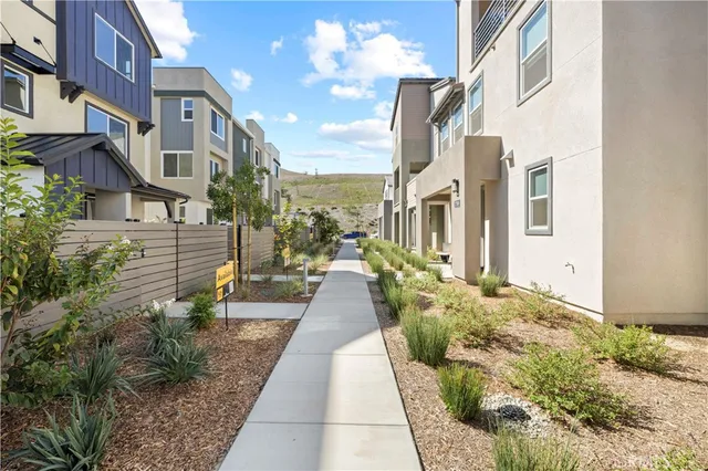 $824,900 | 27318 Maverick Place, Valencia, CA 91381