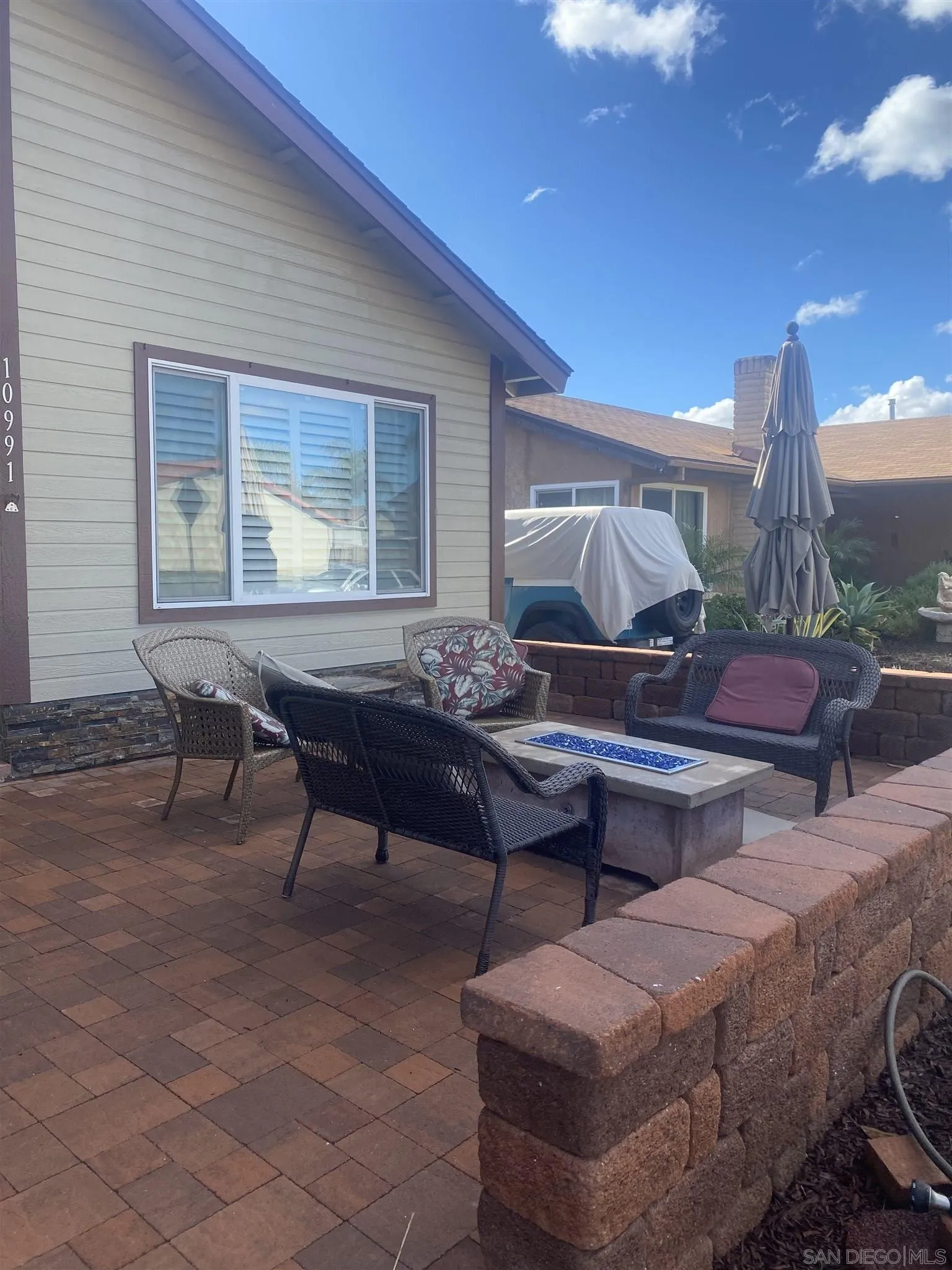 10991 Hillcreek Road Santee, CA 92071 - Photo 3 of 26 a outdoor space with a couch