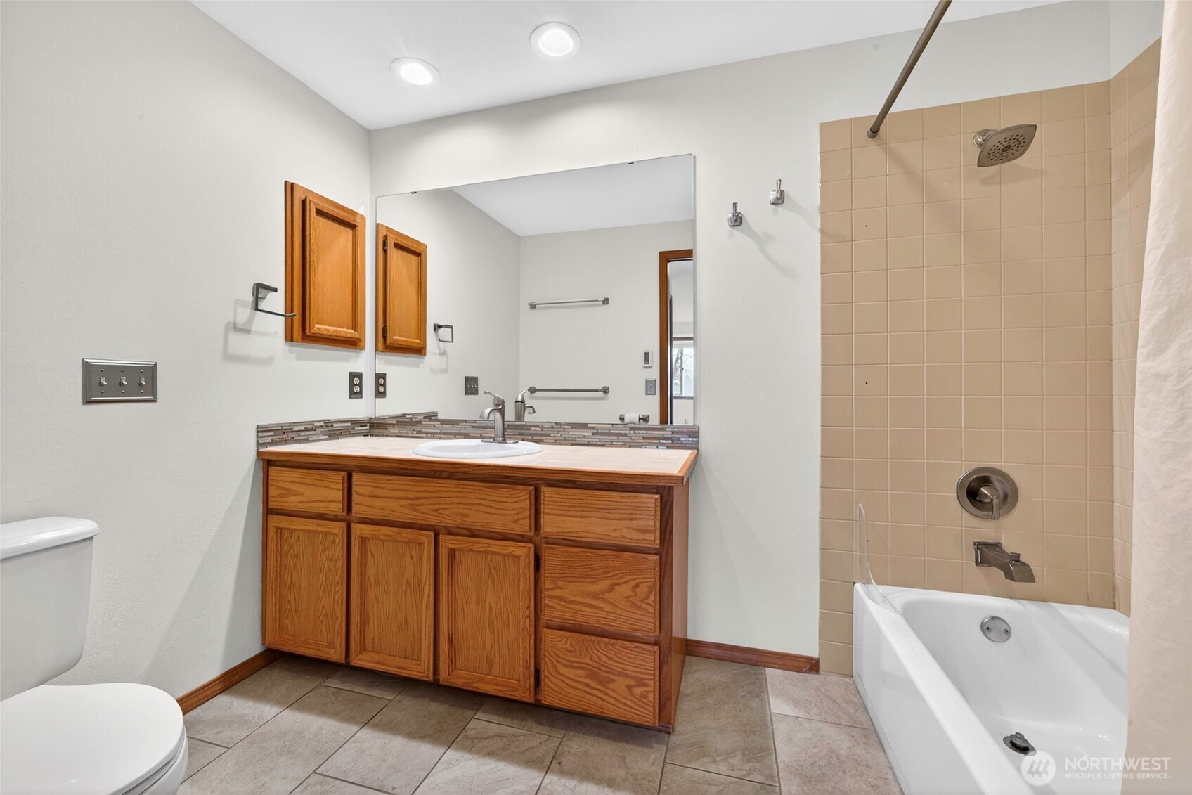 432 3rd Avenue South, Unit B204 Edmonds, WA 98020 - Photo 14 of 32