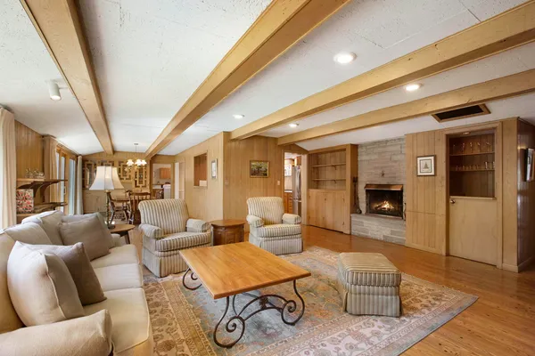 $1,995,000 | 835 Timberline Drive, Glenview, IL 60025