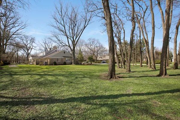 $1,995,000 | 835 Timberline Drive, Glenview, IL 60025