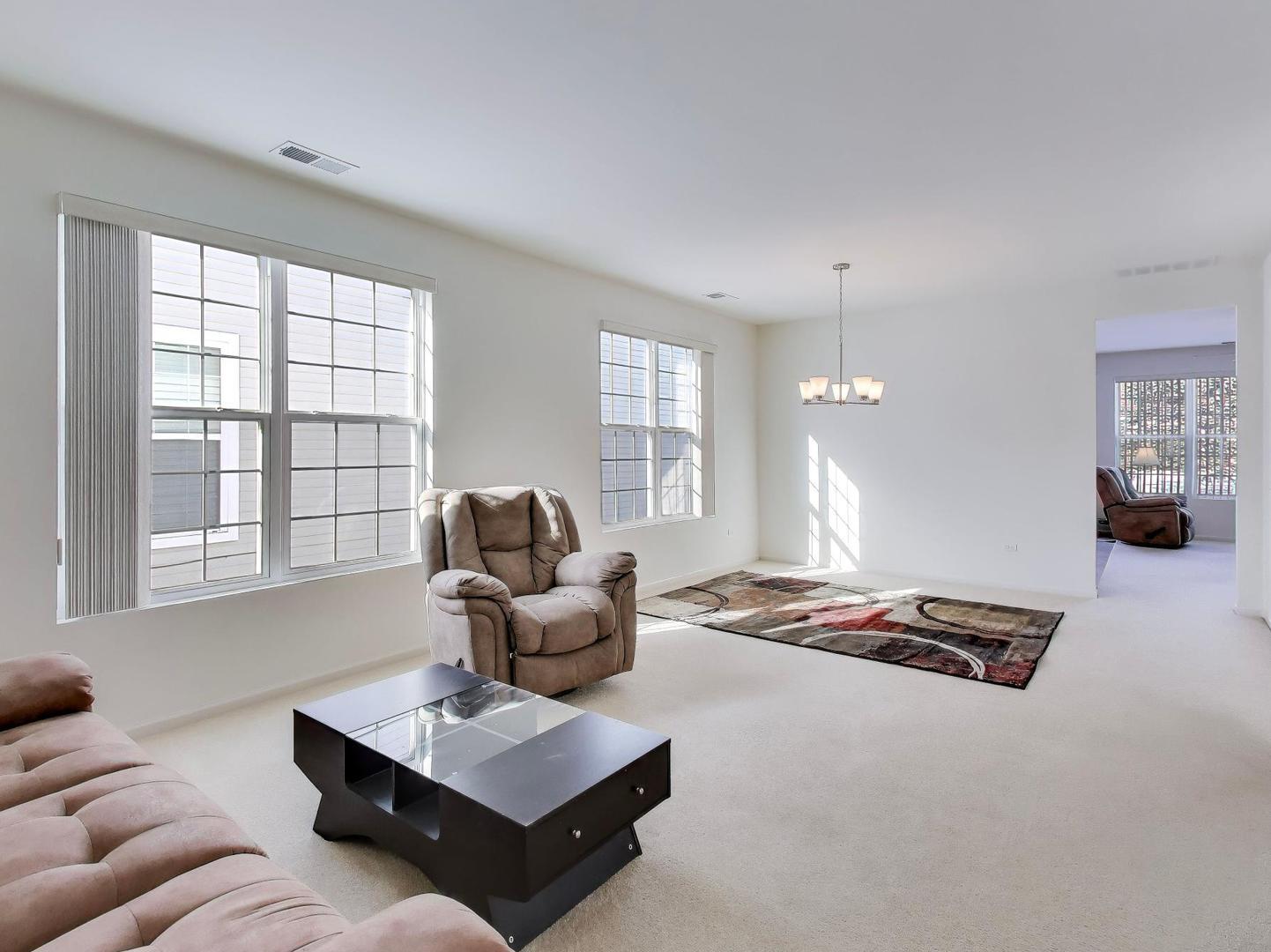 2594 Venetian Lane Elgin, IL 60124 - Photo 4 of 32