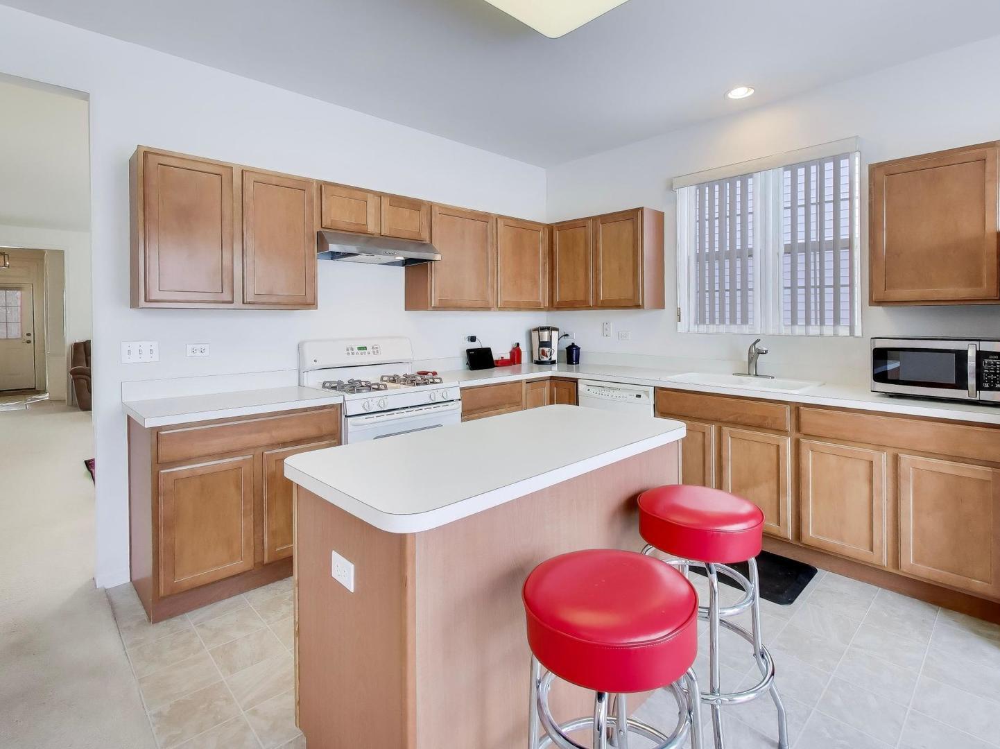 2594 Venetian Lane Elgin, IL 60124 - Photo 8 of 32