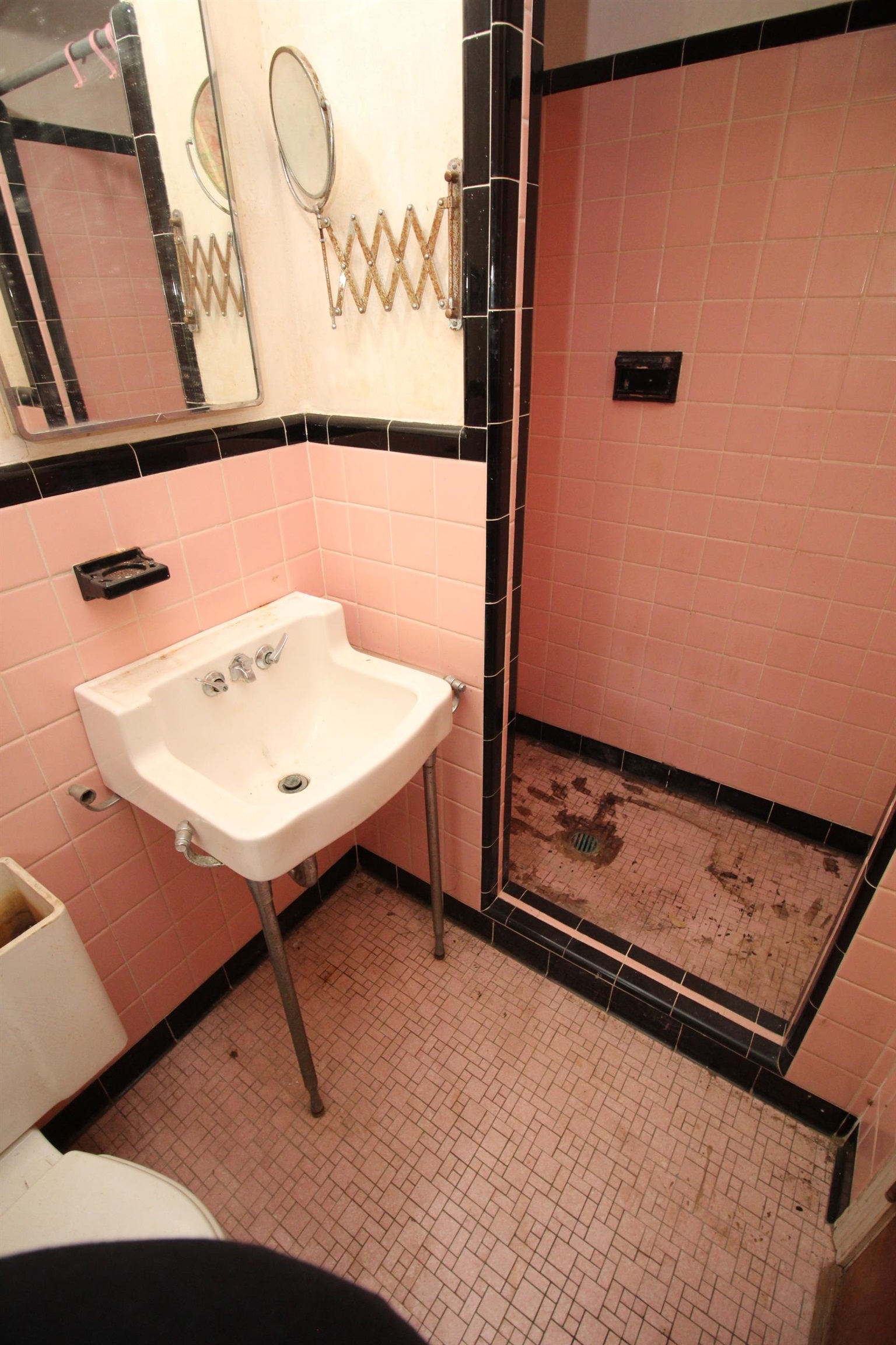 1079 Alden Road Memphis, TN 38116 - Photo 18 of 40 Bathroom featuring pink wall tiles with black trim