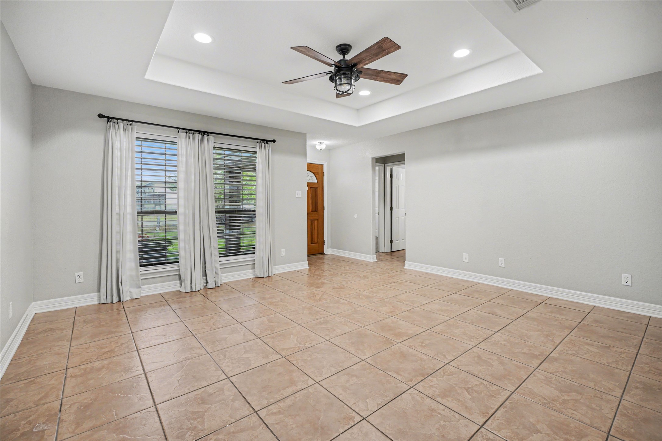 12431 9th Street Santa Fe, TX 77510 - Photo 2 of 18 an empty room with closet and ceiling fan