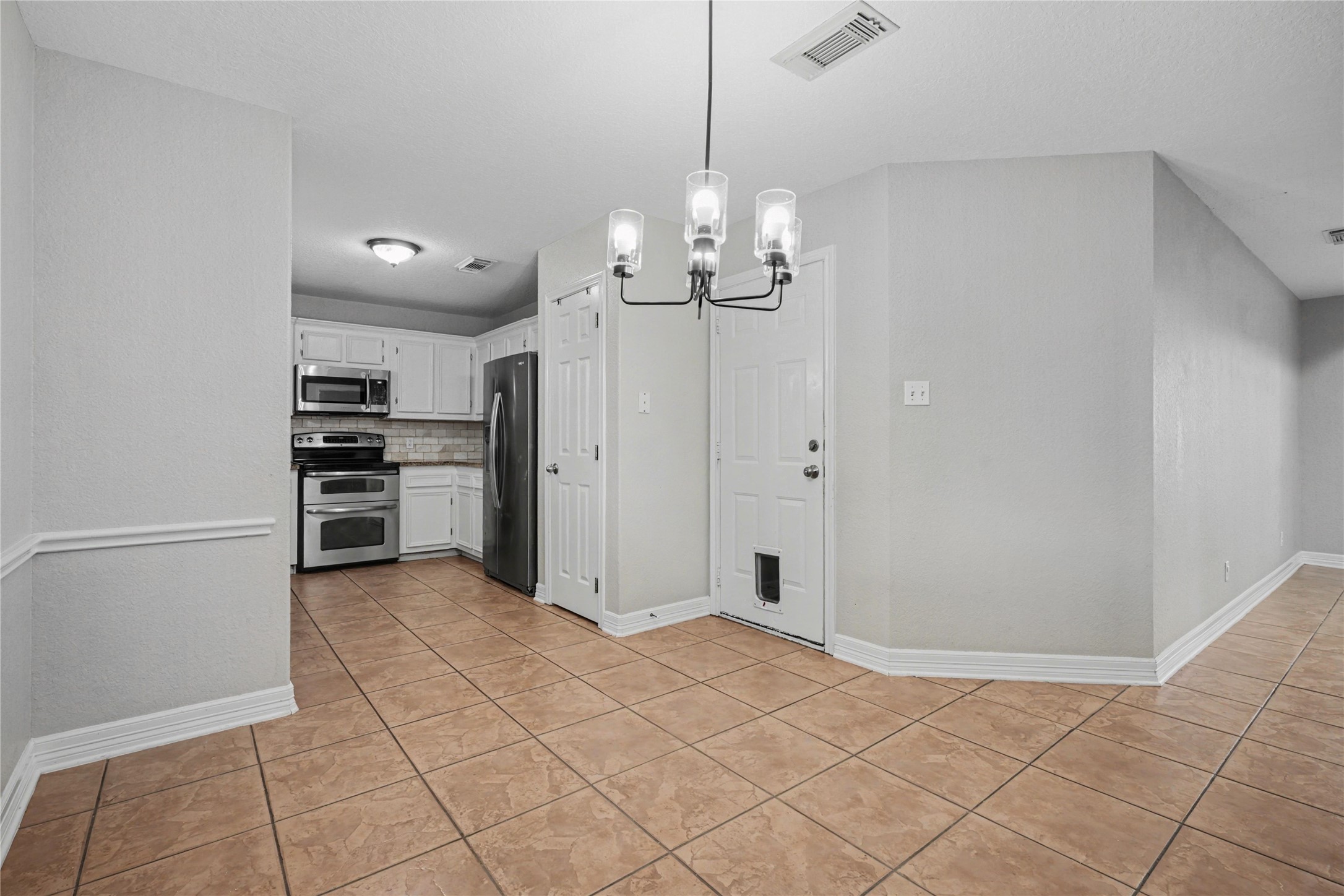 12431 9th Street Santa Fe, TX 77510 - Photo 4 of 18 a view of a kitchen with furniture and an empty room