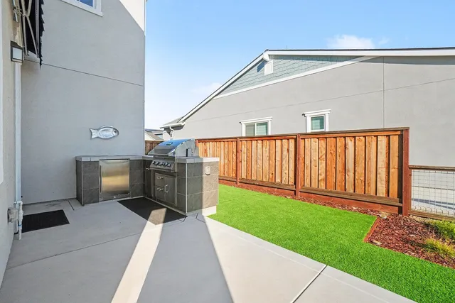 a view of a back yard of the house