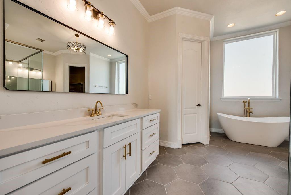 3330 Greathouse Road Waxahachie, TX 75167 - Photo 15 of 40 a spacious bathroom with a bathtub sink and a mirror