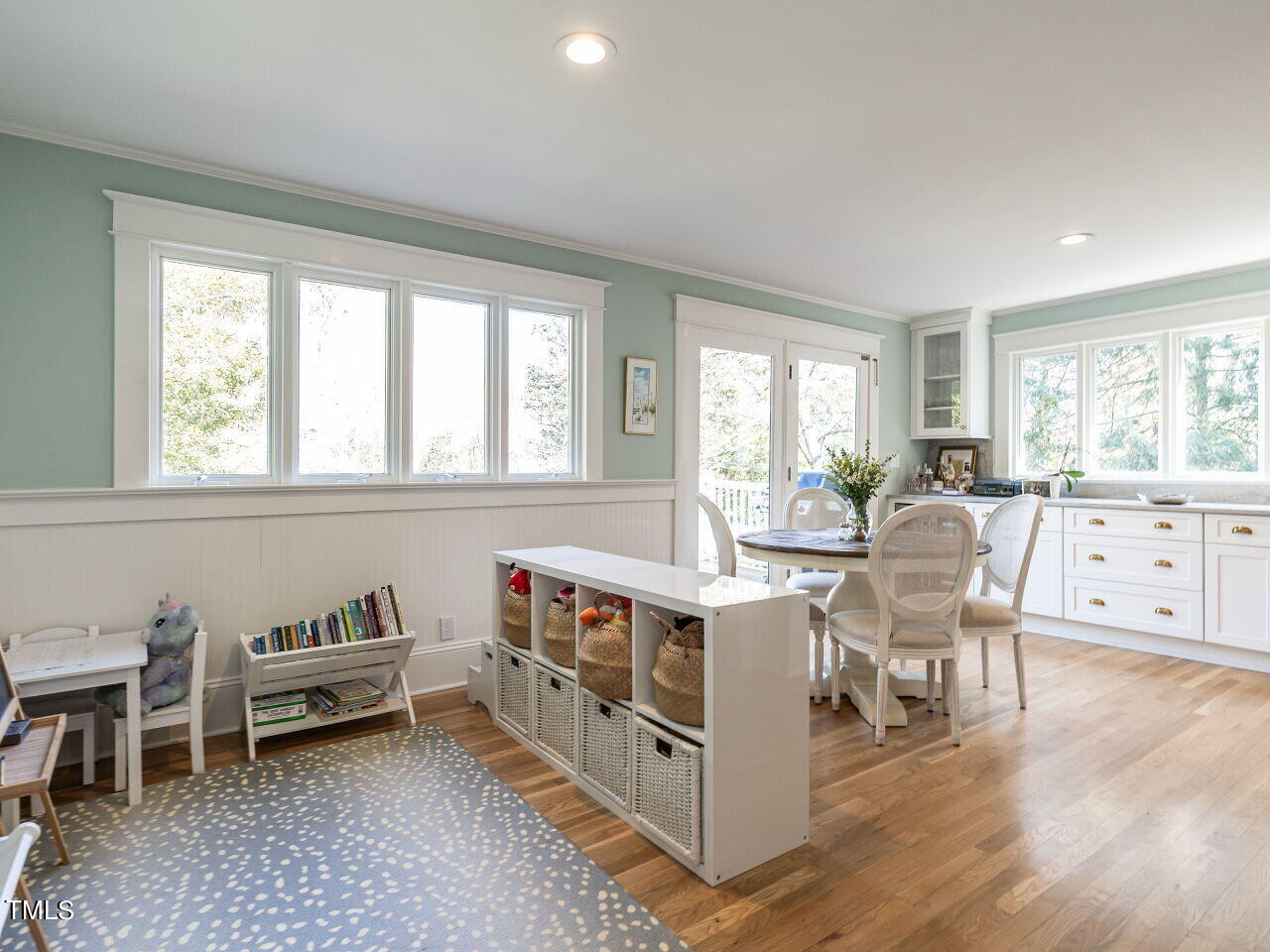 2406 Fairview Road Raleigh, NC 27608 - Photo 12 of 28 016-1280x960-family-room