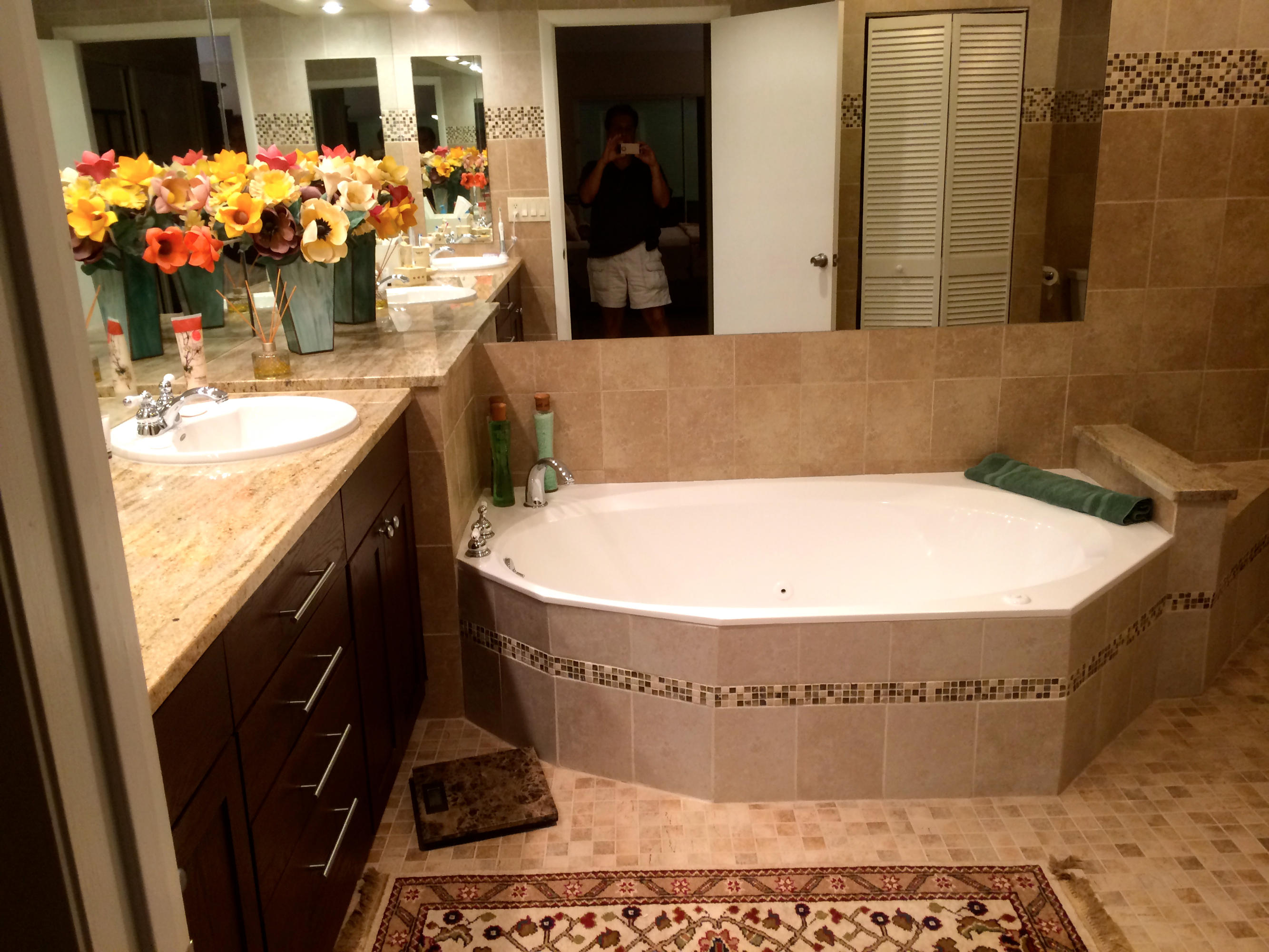7540 Diamond Pointe Circle Delray Beach, FL 33446 - Photo 12 of 18 a bathroom with a tub sink and mirror