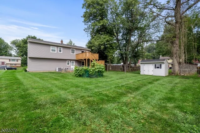 a view of a back yard