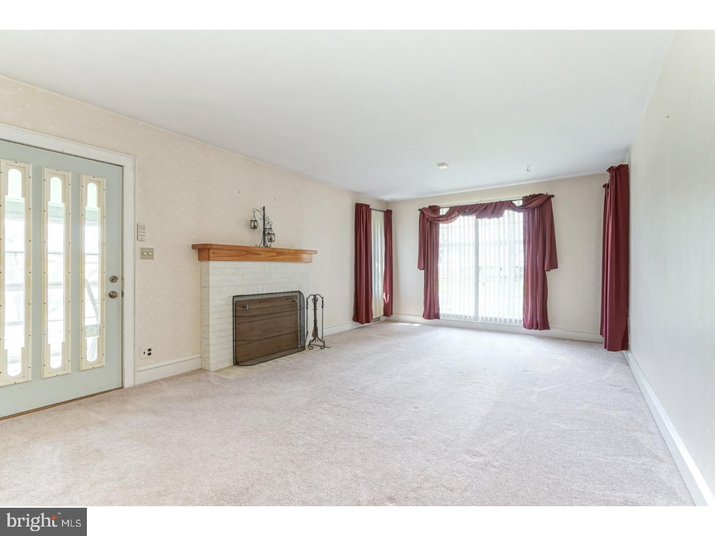 797 Lambs Road Pitman, NJ 08071 - Photo 4 of 25 Living Room