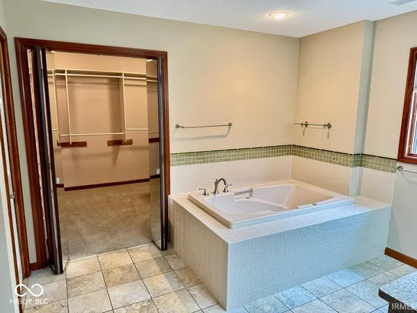 $399,000 | 3901 West Allen Court, Muncie, IN 47304