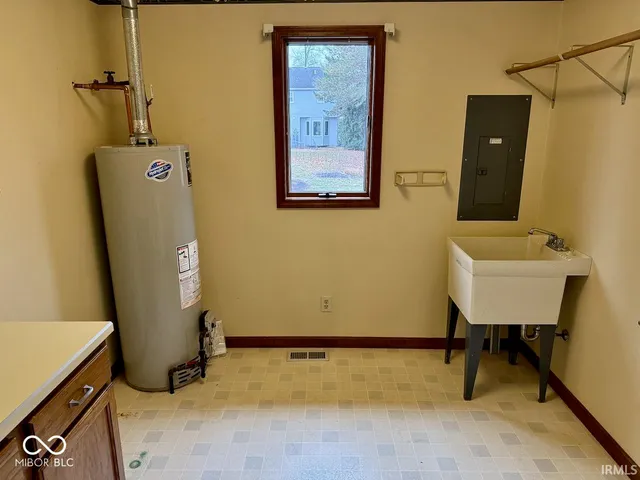 $399,000 | 3901 West Allen Court, Muncie, IN 47304