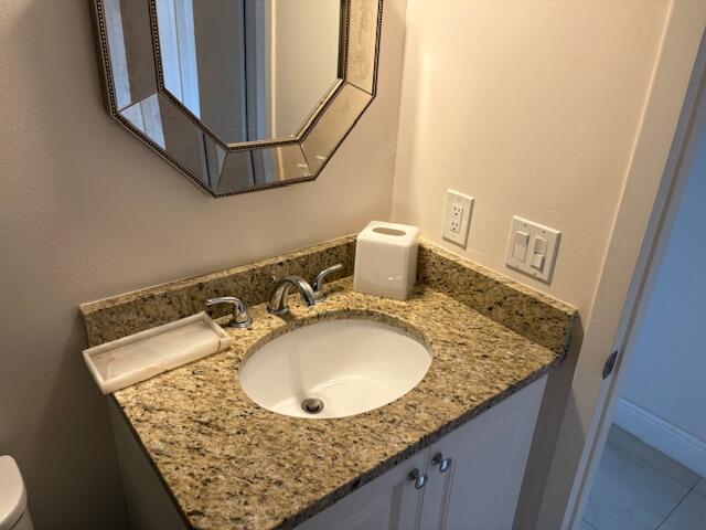 1033 Guildford East, Unit 1033 Boca Raton, FL 33434 - Photo 15 of 20 Half Bathroom