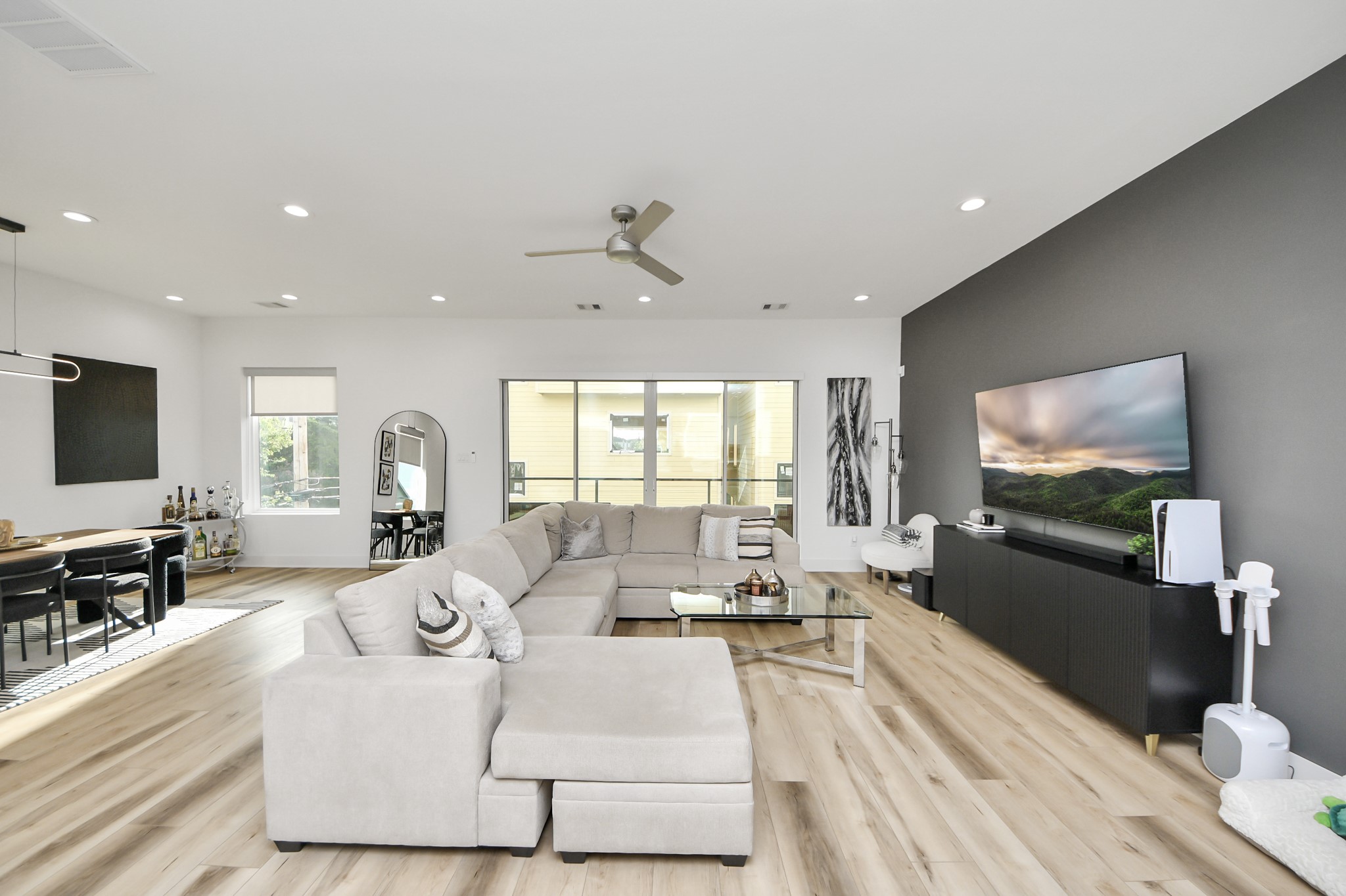 1044 West 17th Street Houston, TX 77008 - Photo 15 of 48 a living room with furniture and a flat screen tv