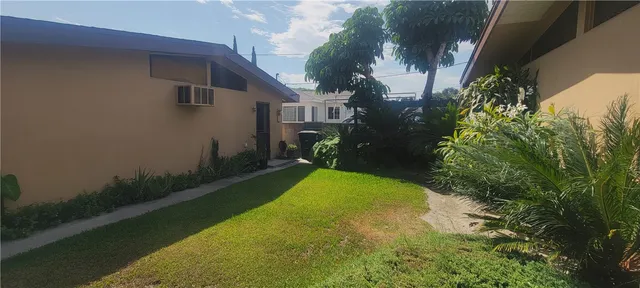 a view of back yard of the house