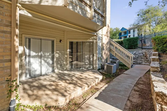 a view of a house with backyard