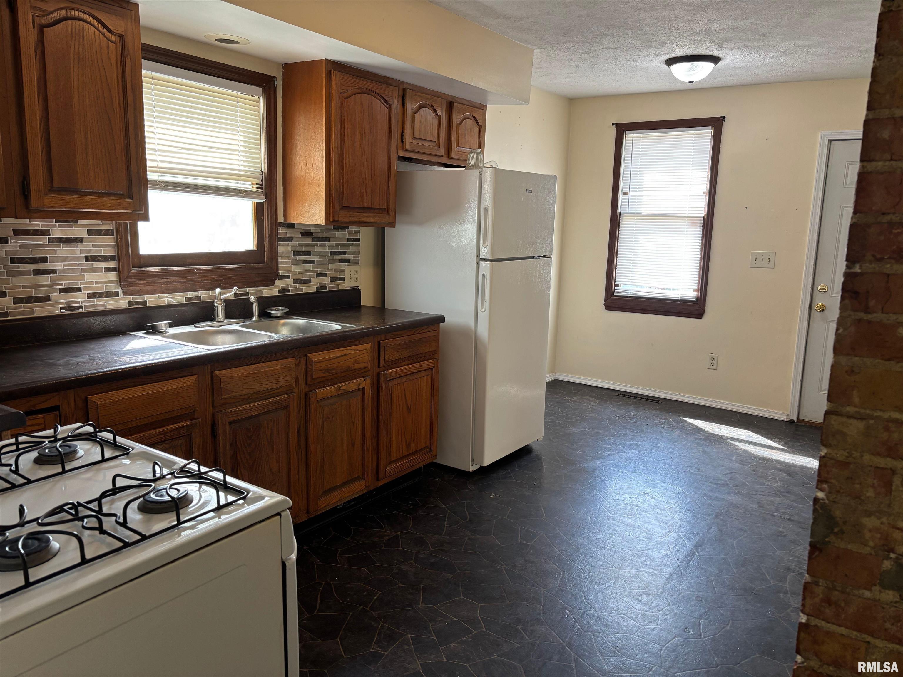 230 East Lawrence Avenue Springfield, IL 62704 - Photo 2 of 26