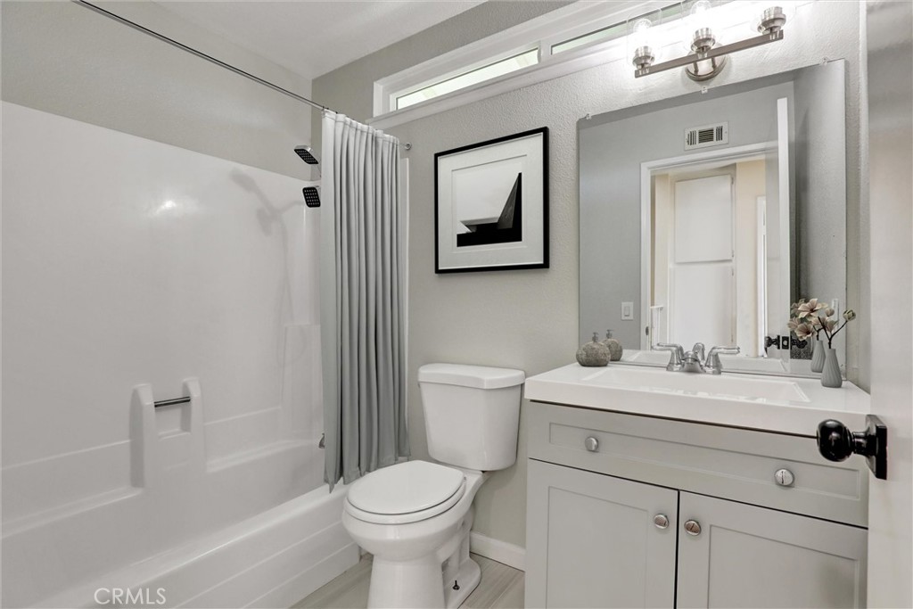 877 Wedgewood Court Rialto, CA 92376 - Photo 19 of 23 Bathroom - Virtually Staged