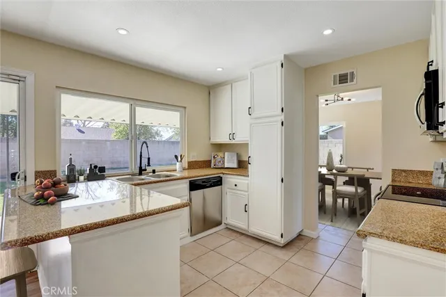 $669,000 | 877 Wedgewood Court, Rialto, CA 92376