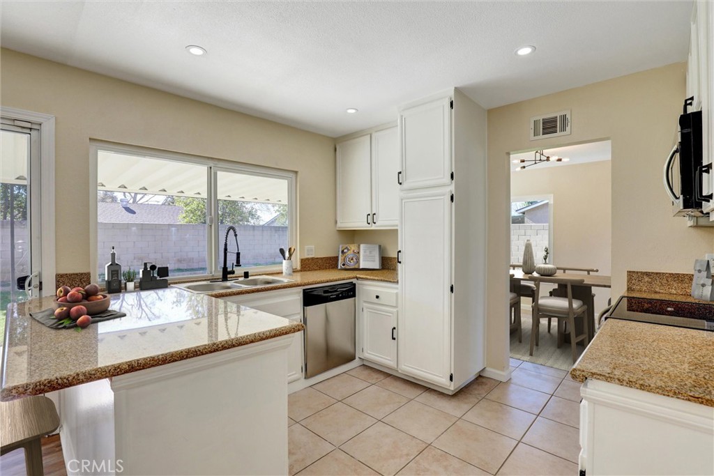 877 Wedgewood Court Rialto, CA 92376 - Photo 7 of 23