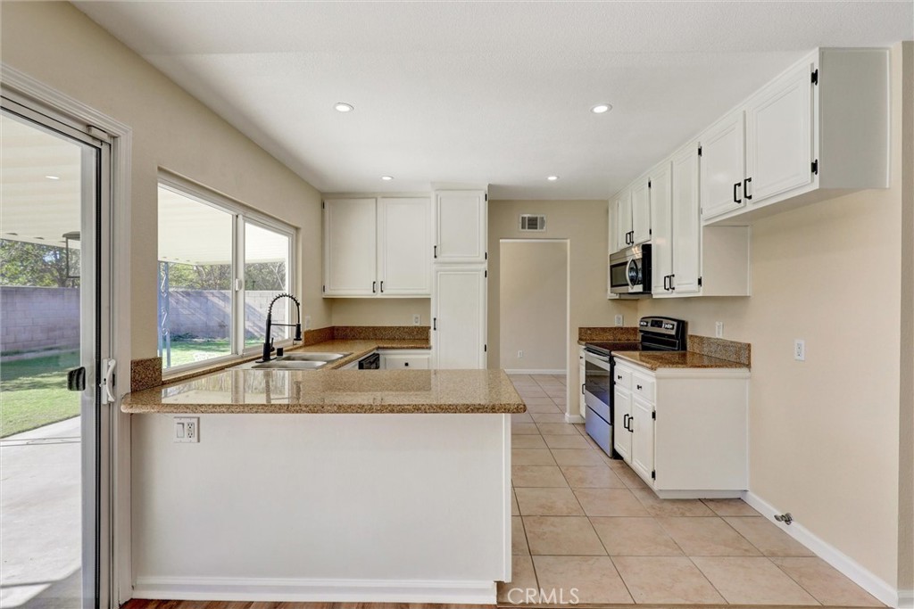 877 Wedgewood Court Rialto, CA 92376 - Photo 8 of 23