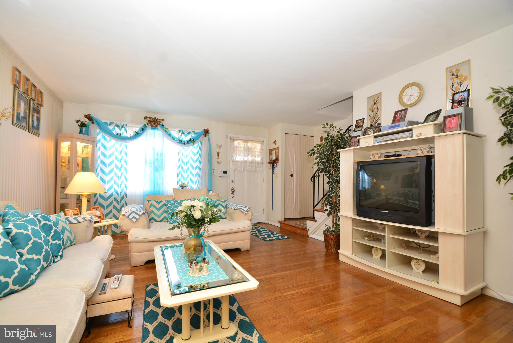 5649 Leiden Road Baltimore, MD 21206 - Photo 4 of 28 Living Room
