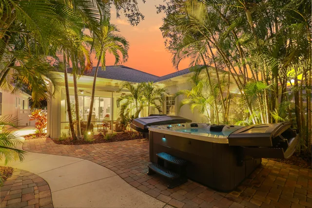 $974,900 | 117 Poinciana Drive, Jupiter, FL 33458