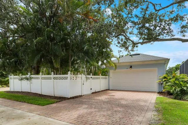 $974,900 | 117 Poinciana Drive, Jupiter, FL 33458