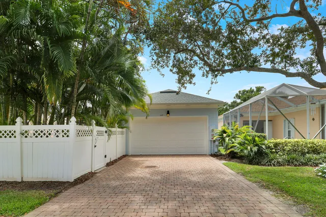 $974,900 | 117 Poinciana Drive, Jupiter, FL 33458