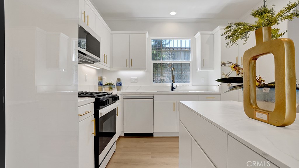 79 Modesto Irvine, CA 92602 - Photo 4 of 54 Remodeled Kitchen and appliances