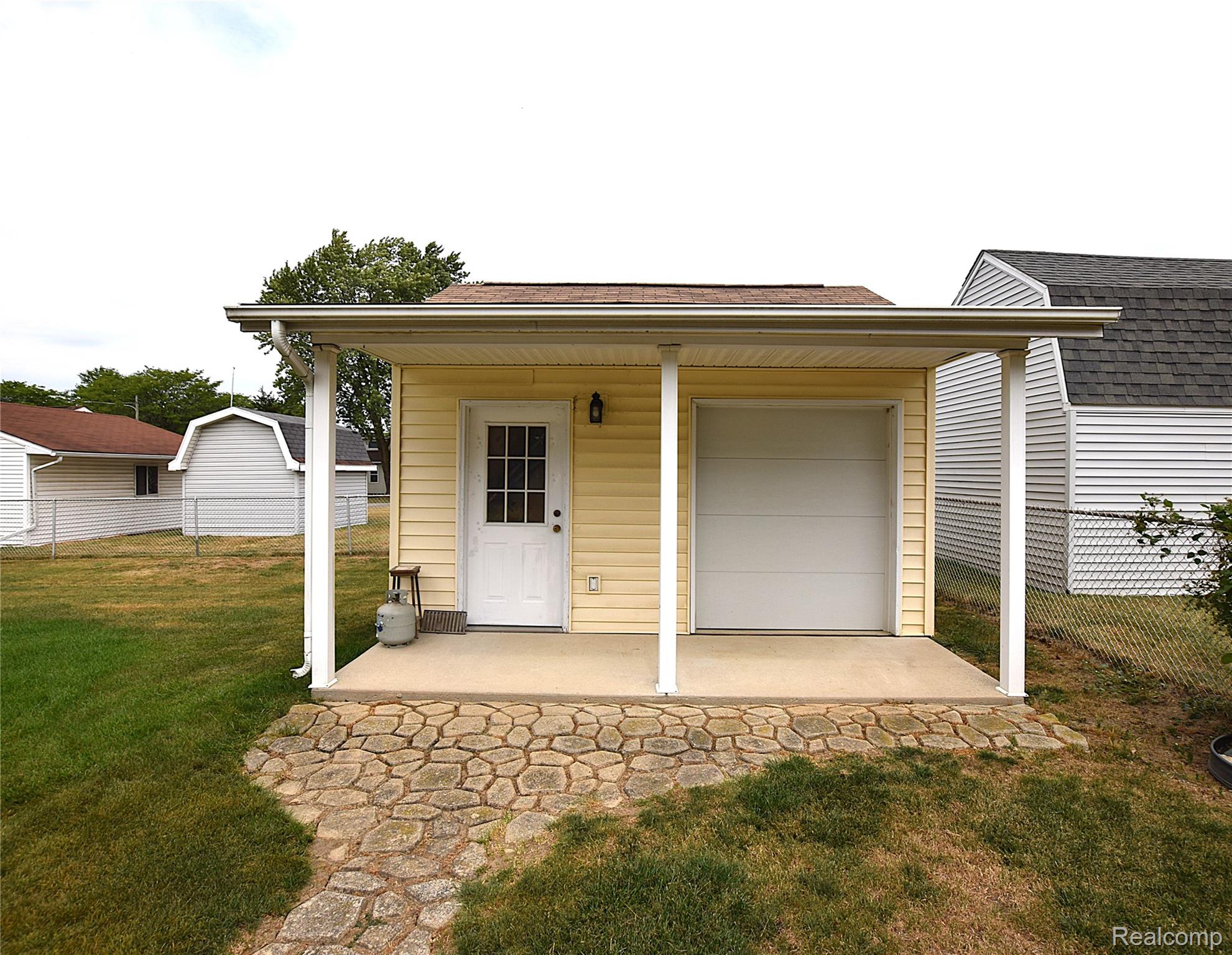 2073 Dutcher Road Flint, MI 48532 - Photo 6 of 18 work shop.JPG