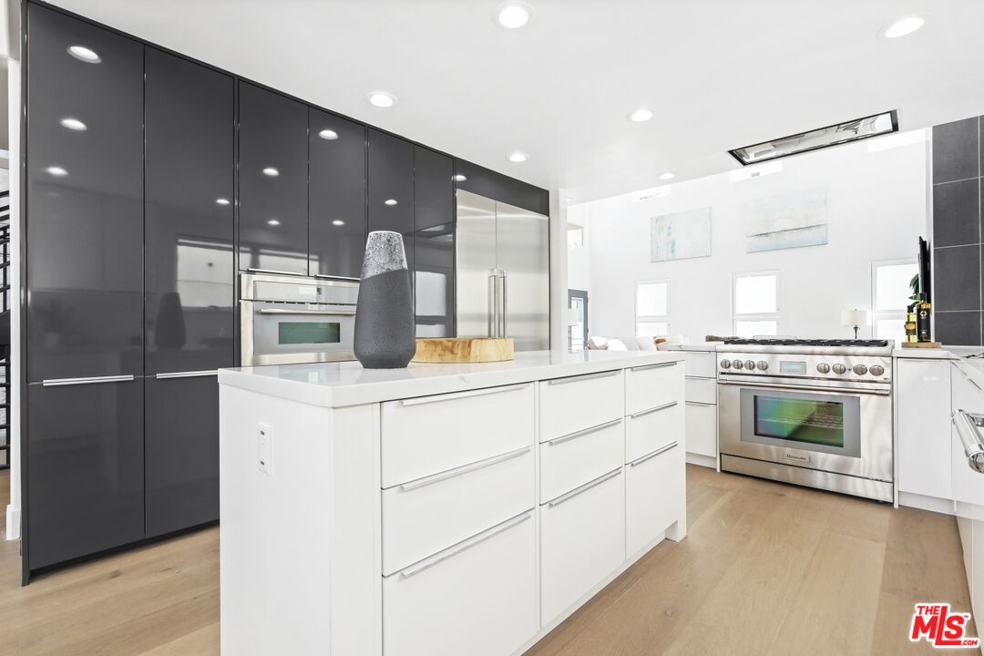 124 Roma Court Marina del Rey, CA 90292 - Photo 17 of 50 a kitchen with a stove and a refrigerator
