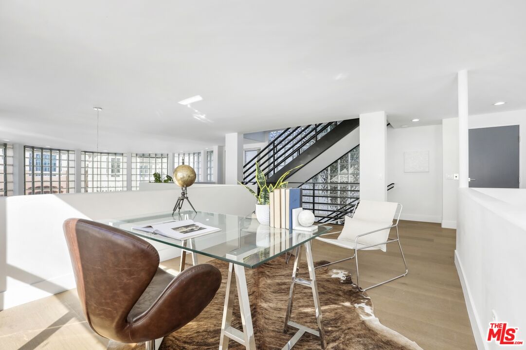 124 Roma Court Marina del Rey, CA 90292 - Photo 25 of 50 a dining room with furniture and wooden floor