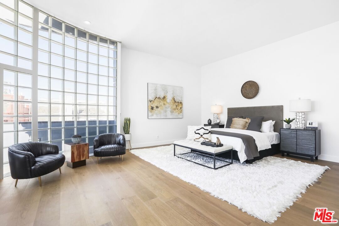 124 Roma Court Marina del Rey, CA 90292 - Photo 29 of 50 a bedroom with a bed and couch