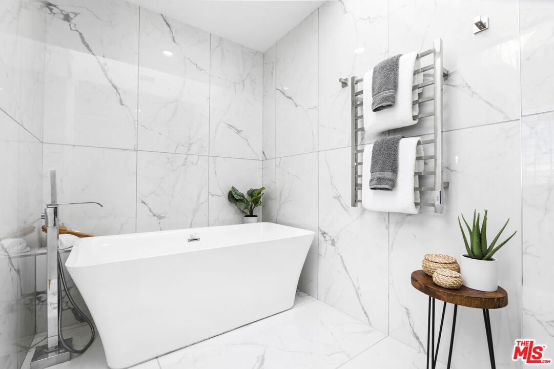 124 Roma Court Marina del Rey, CA 90292 - Photo 37 of 50 a bathroom with a bathtub