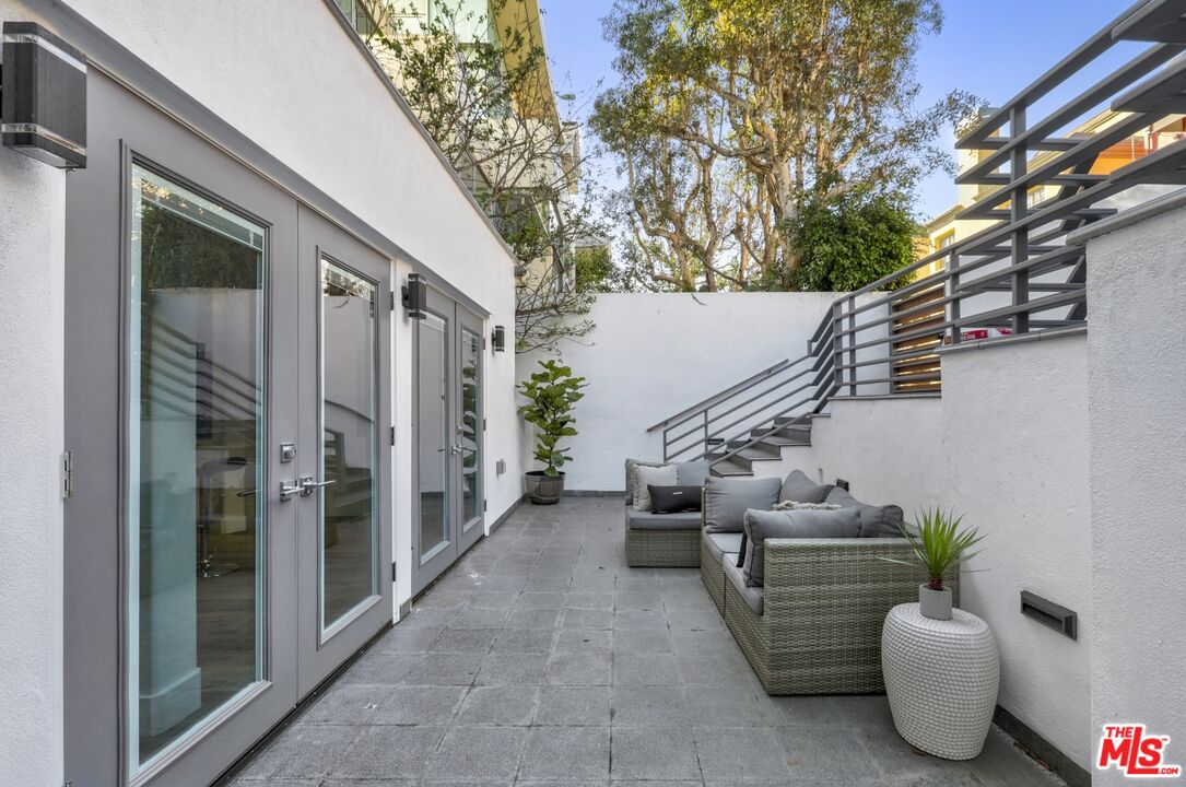 124 Roma Court Marina del Rey, CA 90292 - Photo 4 of 50 a view of entryway and hall