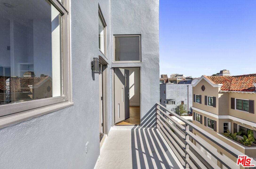 124 Roma Court Marina del Rey, CA 90292 - Photo 41 of 50 a view of a house with entryway and wooden floor