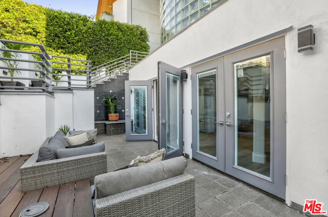 124 Roma Court Marina del Rey, CA 90292 - Photo 46 of 50 a outdoor space with patio area view