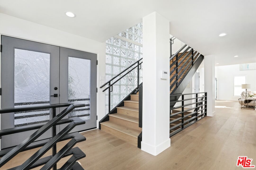 124 Roma Court Marina del Rey, CA 90292 - Photo 7 of 50 a view of entryway