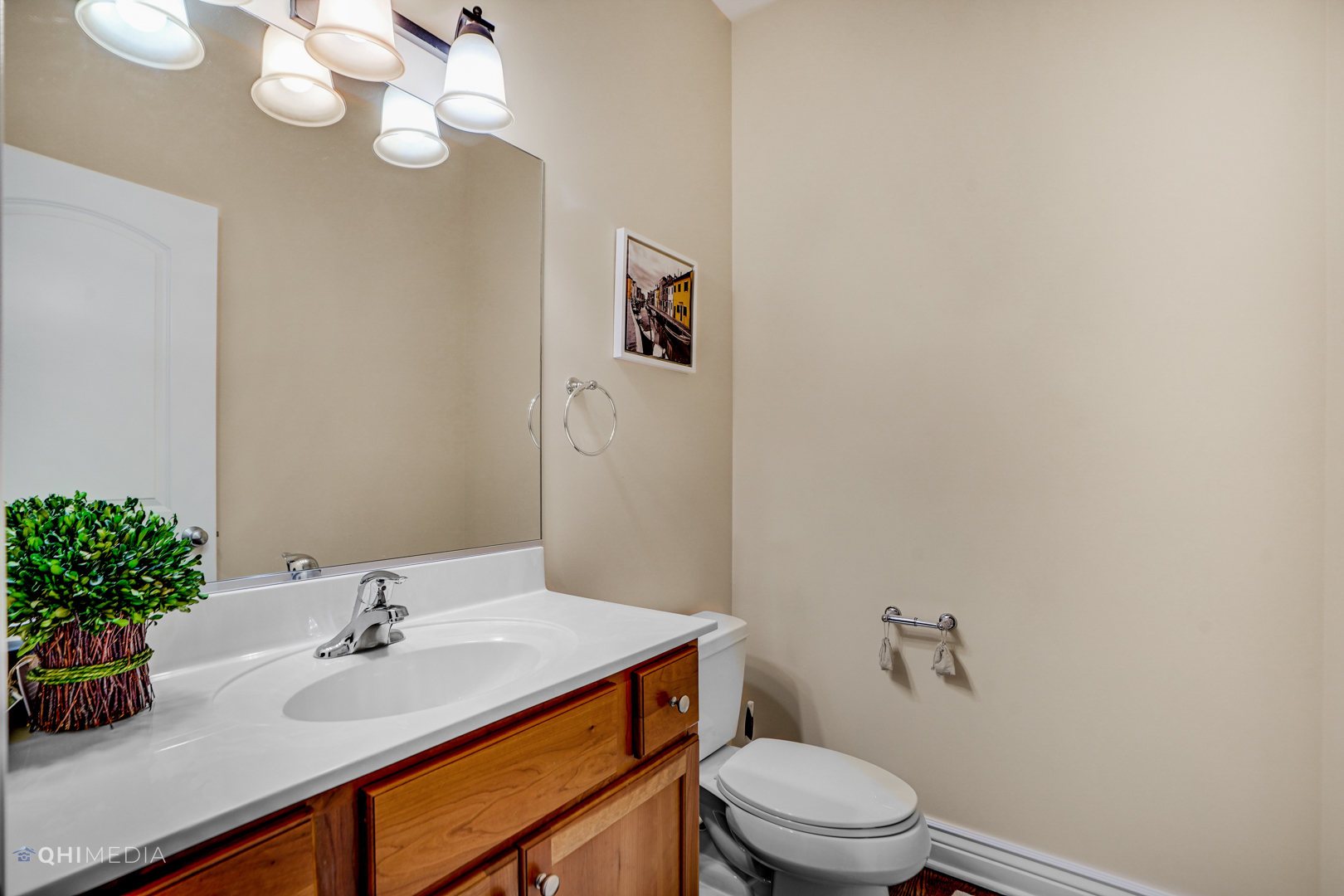 511 Russell Street Wheeling, IL 60090 - Photo 12 of 20 a bathroom with a sink a toilet and mirror