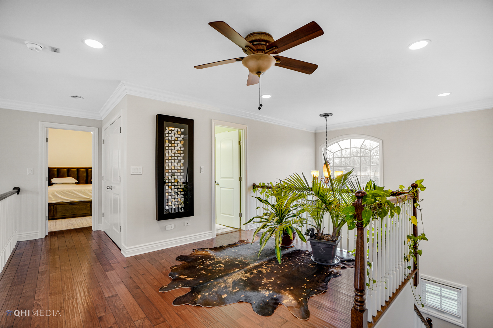 511 Russell Street Wheeling, IL 60090 - Photo 14 of 20 a view of a hallway with wooden floor and a potted plant