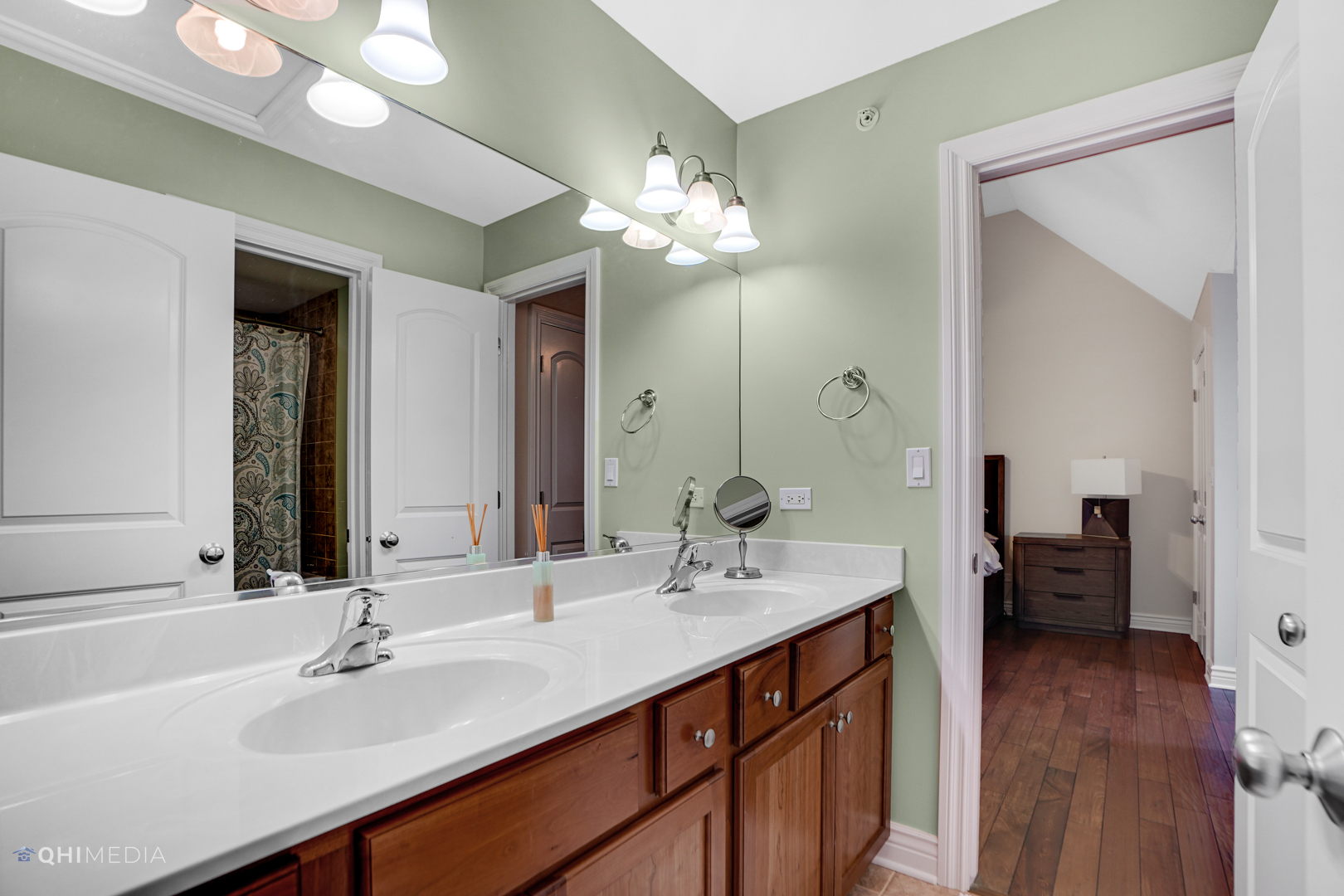 511 Russell Street Wheeling, IL 60090 - Photo 17 of 20 a bathroom with a sink double vanity and a mirror