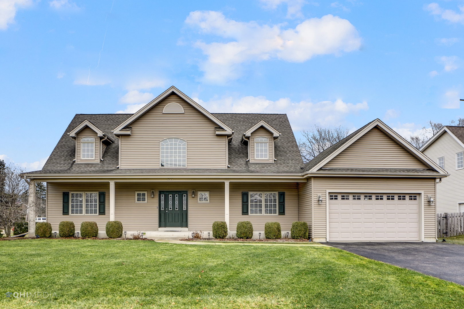 511 Russell Street Wheeling, IL 60090 - Photo 2 of 20 a front view of a house with a yard and garage
