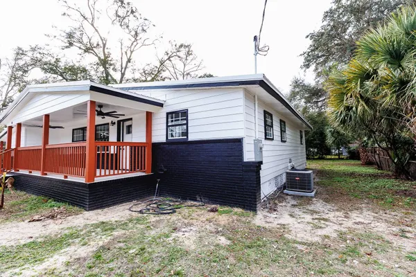 a view of a house with a yard