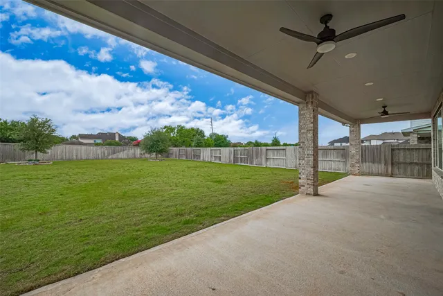 a view of a big room with a big yard