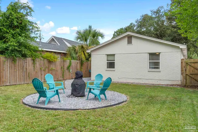 a view of a house with backyard