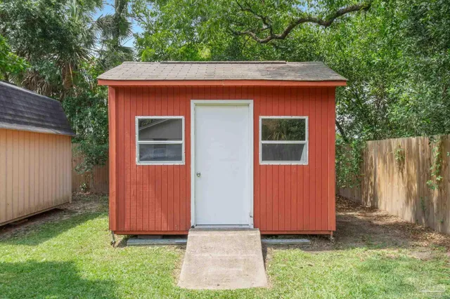 a view of front of a house with a yard